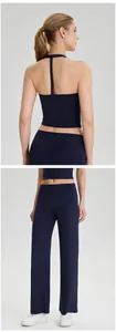 Achter- en vooraanzicht van marineblauw yoga-set met haltertop en rechte broek