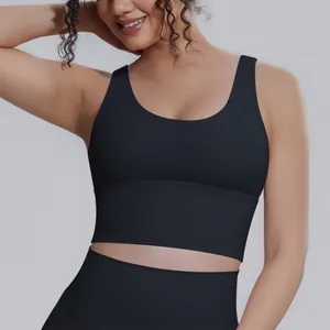 Vista dettagliata del reggiseno sportivo nero ad alto impatto per lo yoga e il fitness femminile