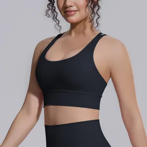 Primo piano di un reggiseno sportivo nero ad alto impatto con fascia sottosella