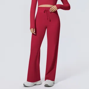 Detailansicht der roten Yoga-Schlaghose mit hoher Taille und Kordelzug-Design.