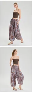 Vue en pied du haut de yoga marron sans bretelles porté par un mannequin professionnel.