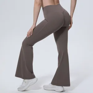 Détail vue arrière du pantalon de yoga évasé respirant à taille haute pour femmes
