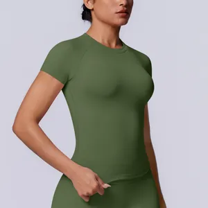 Dettaglio del top da yoga senza cuciture verde oliva con trama del tessuto elastico