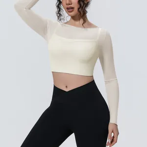 Dettaglio del top da yoga a maniche lunghe in mesh traspirante per il fitness sportivo.