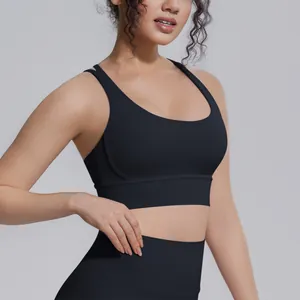 Primo piano di un reggiseno sportivo nero in nylon spandex con design incrociato per yoga