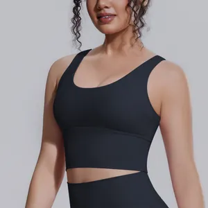 Dettaglio ravvicinato di un reggiseno sportivo nero ad alto sostegno per lo yoga e fitness