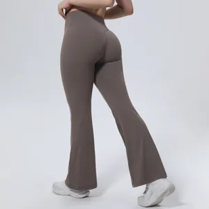 Vue arrière d'un pantalon de yoga évasé marron à taille haute avec effet push-up
