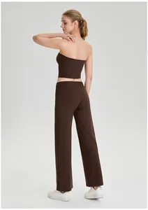 Conjunto deportivo de top palabra de honor y pantalón de yoga ancho marrón vista trasera