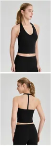 Gedetailleerd voor- en achteraanzicht van een zwarte halter-yogatop en sportlegging-set