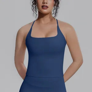 Nahaufnahme des navyblauen Yoga-Tops mit quadratischem Ausschnitt und enger Passform