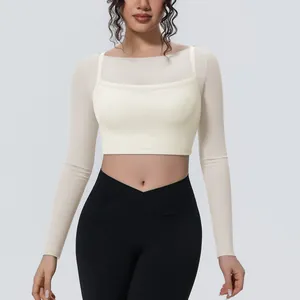 Dettaglio delle maniche in mesh e del design a due strati sulla maglia da yoga crema