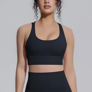 Vista dettagliata di un reggiseno sportivo nero antiurto e leggings da yoga abbinati