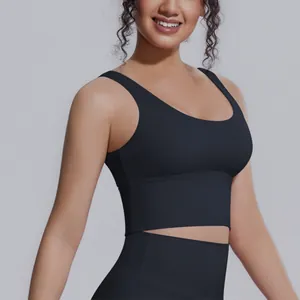 Dettaglio di un reggiseno sportivo nero ad alto impatto con ampie spalline di supporto