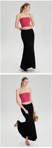 Volledig detail van een roze strapless yoga-top gecombineerd met een lange zwarte rok