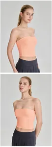 Photos de studio montrant un haut de yoga bustier pêche et un pantalon de sport gris assorti.