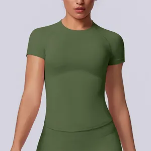 Primo piano di una t-shirt da fitness yoga verde oliva senza cuciture e molto elastica
