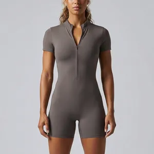 Primer plano de un body deportivo de manga corta para mujer con cremallera frontal funcional.