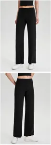 Gedetailleerd overzicht van de zwarte losse yoga-broek met rechte pijpen