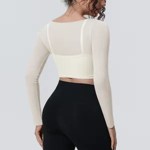 Vista posteriore di un top da yoga a maniche lunghe in rete 2-in-1 crema traspirante