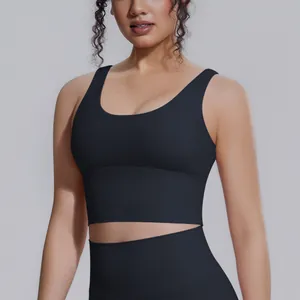 Dettaglio frontale di un reggiseno sportivo nero ad alto impatto con spalline larghe
