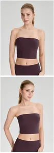 Close-up van een donkerpaarse strapless antislip sportbeha voor yoga en fitness.