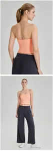 Détails avant et arrière d'un haut de yoga sans bretelles corail et pantalon gris.