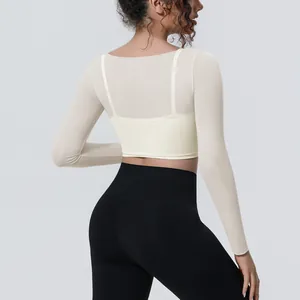Vista posteriore dettagliata di un top da yoga beige a doppio strato in mesh traspirante