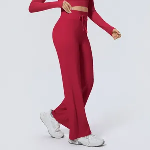 Detailansicht der roten Yoga-Hose mit hohem Bund und verstellbarem Kordelzug am Bund