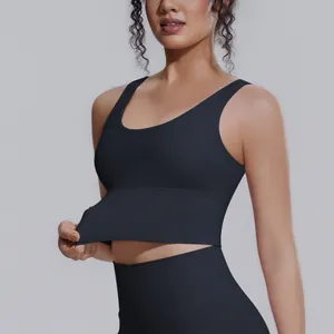 Dettaglio dell'orlo ad alta elasticità di un reggiseno sportivo nero traspirante
