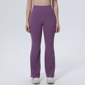 Gros plan détaillé d'un pantalon de yoga évasé violet à taille haute pour le fitness