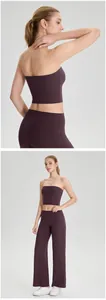 Achter- en volledig aanzicht van een pruimkleurige strapless yoga-top en broek