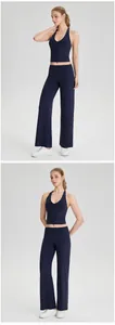 Detalle de conjunto de yoga azul marino de pierna ancha usado por una modelo femenina