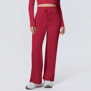 Rote Yoga-Hose mit hohem Bund und weitem Bein, Kordelzug, lockerer Fitness-Stil.