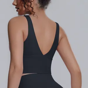 Dettaglio del design a V sulla schiena di un reggiseno sportivo nero per lo yoga.