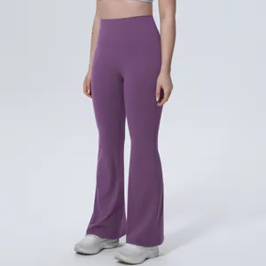 Vue détaillée du pantalon de yoga évasé violet à taille haute pour le fitness sport