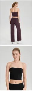 Detailopname en achteraanzicht van een strapless yoga tube top en bijpassende wijde sportbroek