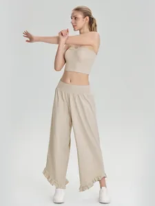 Ensemble de yoga beige avec bandeau rembourré antidérapant et pantalon large à volants