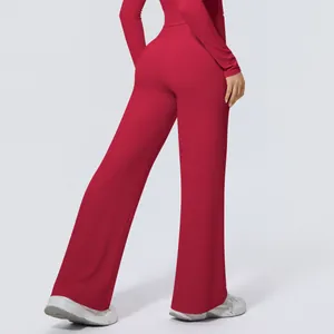 Detailansicht der roten High-Waist-Yoga-Hose mit weitem Bein aus hochwertigem Nylon-Stoff