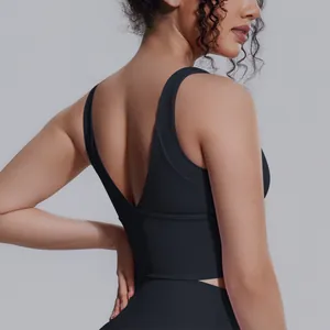 Vista posteriore dettagliata di un reggiseno sportivo nero con scollo a V profondo.