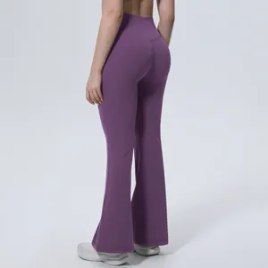 Vue arrière d'un pantalon de yoga évasé violet à taille haute et effet push-up