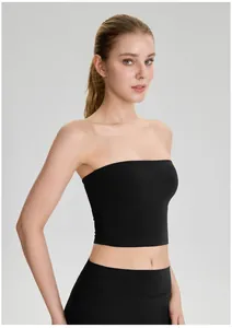 Vooraanzicht detail van een zwarte strapless antislip yoga bandeau sporttop voor dames