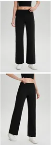 Pantalones de yoga de pierna ancha y cintura alta en tejido negro transpirable, detalle