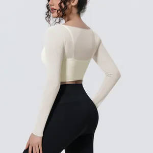 Vista posteriore del top da yoga a maniche lunghe in mesh traspirante per il fitness.