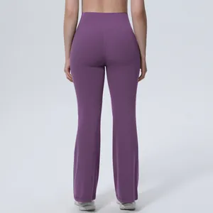 Vue arrière détaillée d'un pantalon de yoga évasé violet à taille haute pour femme