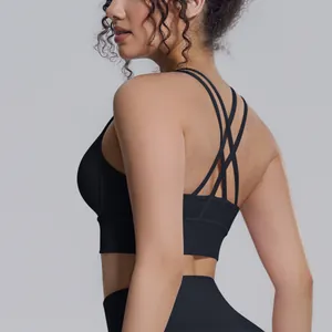 Primo piano del reggiseno sportivo nero con spalline incrociate per yoga e fitness.