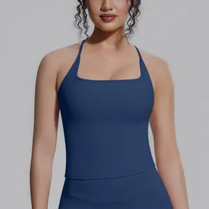 Nahaufnahme des dunkelblauen Sport-Tops mit quadratischem Ausschnitt und enger Passform