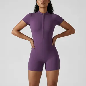 Primer plano de body de yoga morado de manga corta con cremallera frontal y diseño ajustado