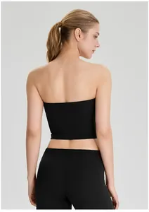 Achteraanzicht van een zwarte strapless sporttop van ademende stof voor yogasessies