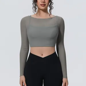 Primo piano della maglia da yoga grigia a maniche lunghe in mesh, design a doppio strato.