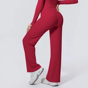 Detailansicht der hoch taillierten Yoga-Hose mit weitem Bein in rotem Nylon-Gewebe